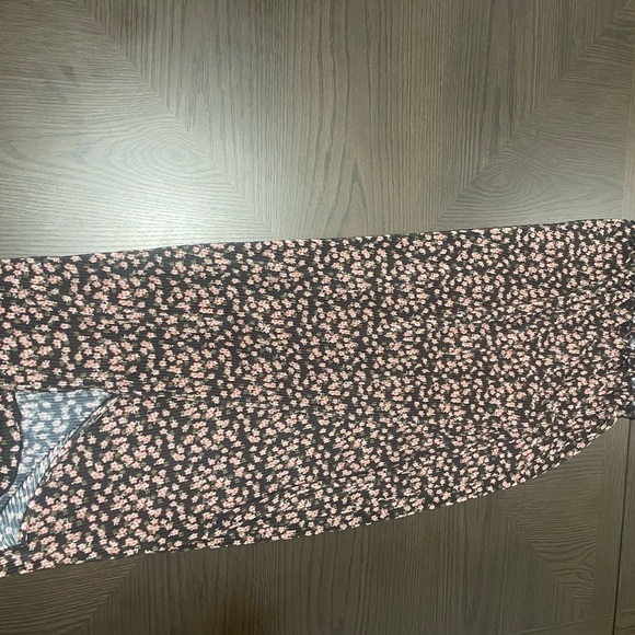 Black and flowered dress - Picture 2 of 3